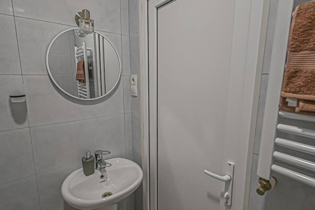 Studio With Balcony In Old City Тбилиси Екстериор снимка