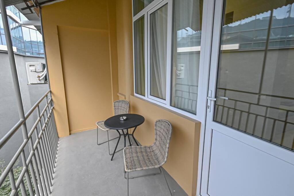 Studio With Balcony In Old City Тбилиси Екстериор снимка