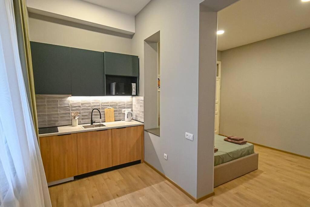 Studio With Balcony In Old City Тбилиси Екстериор снимка